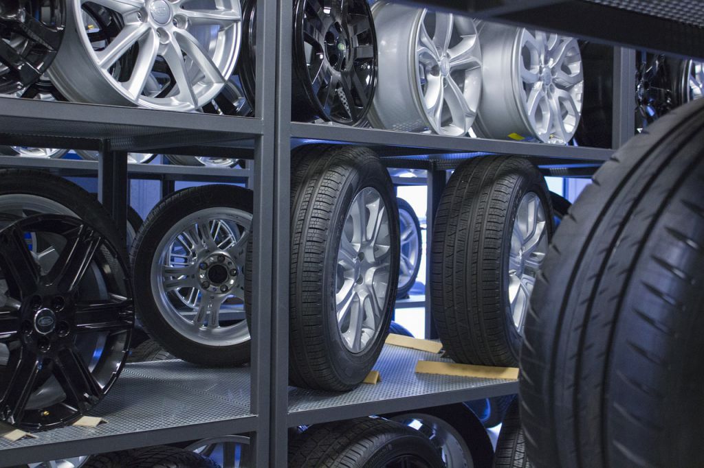 Jak skladovat letní pneumatiky? Vyberte suché a tmavé místo a ty bez ráfků nezapomeňte čas od času pootočit